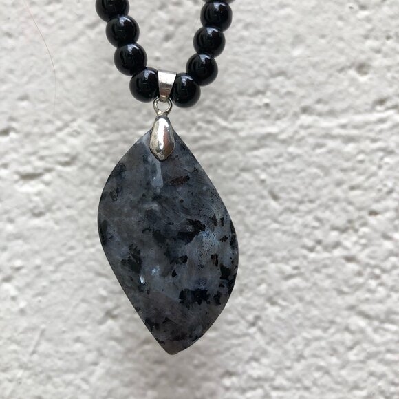 Black labradorite pendant with natural stone bead necklace. - Picture 3 of 9